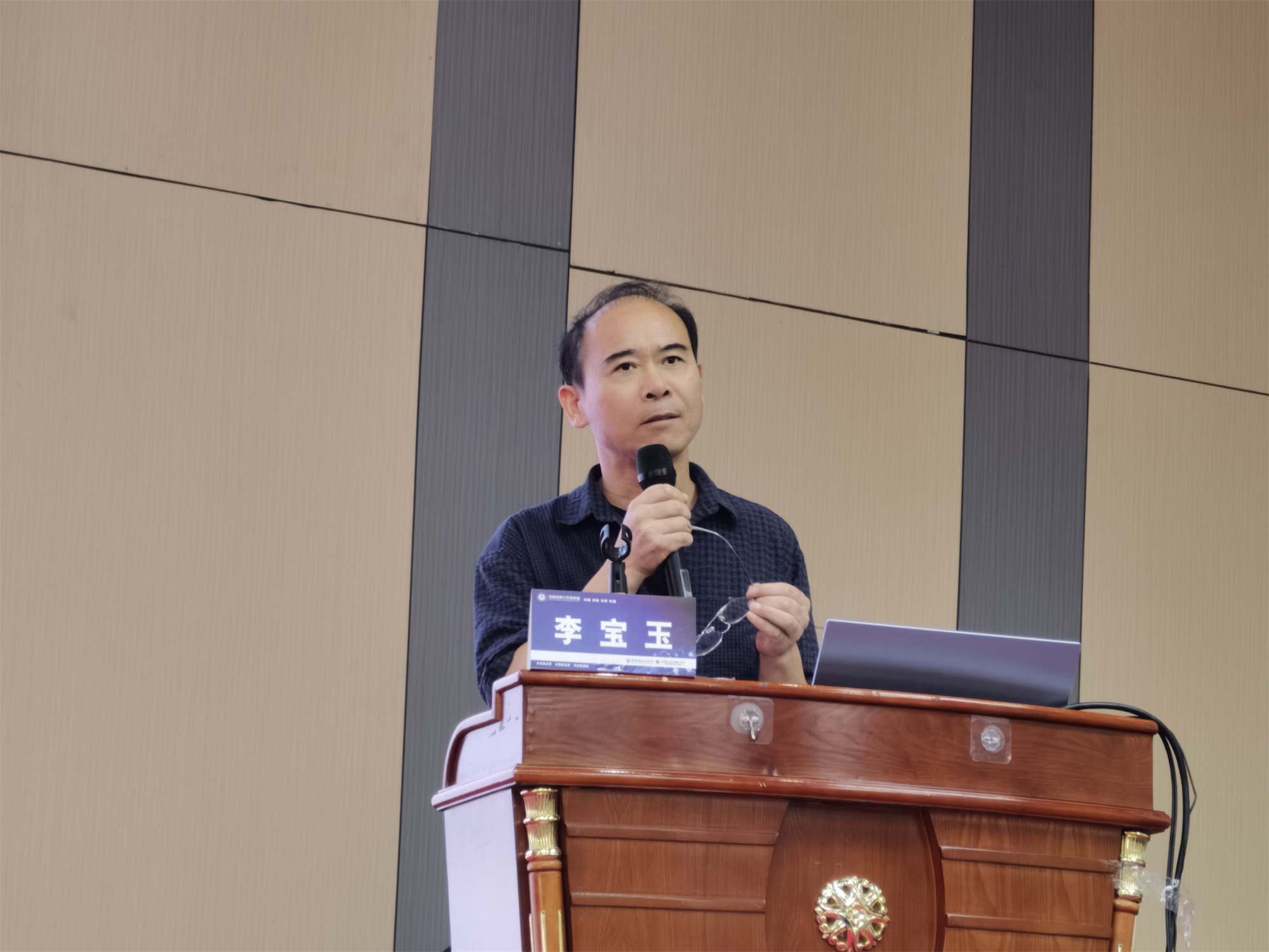 全國(guó)名師工作室建設(shè)發(fā)展高研班及名師培養(yǎng)與成長(zhǎng)論壇分別在昆明大連舉辦