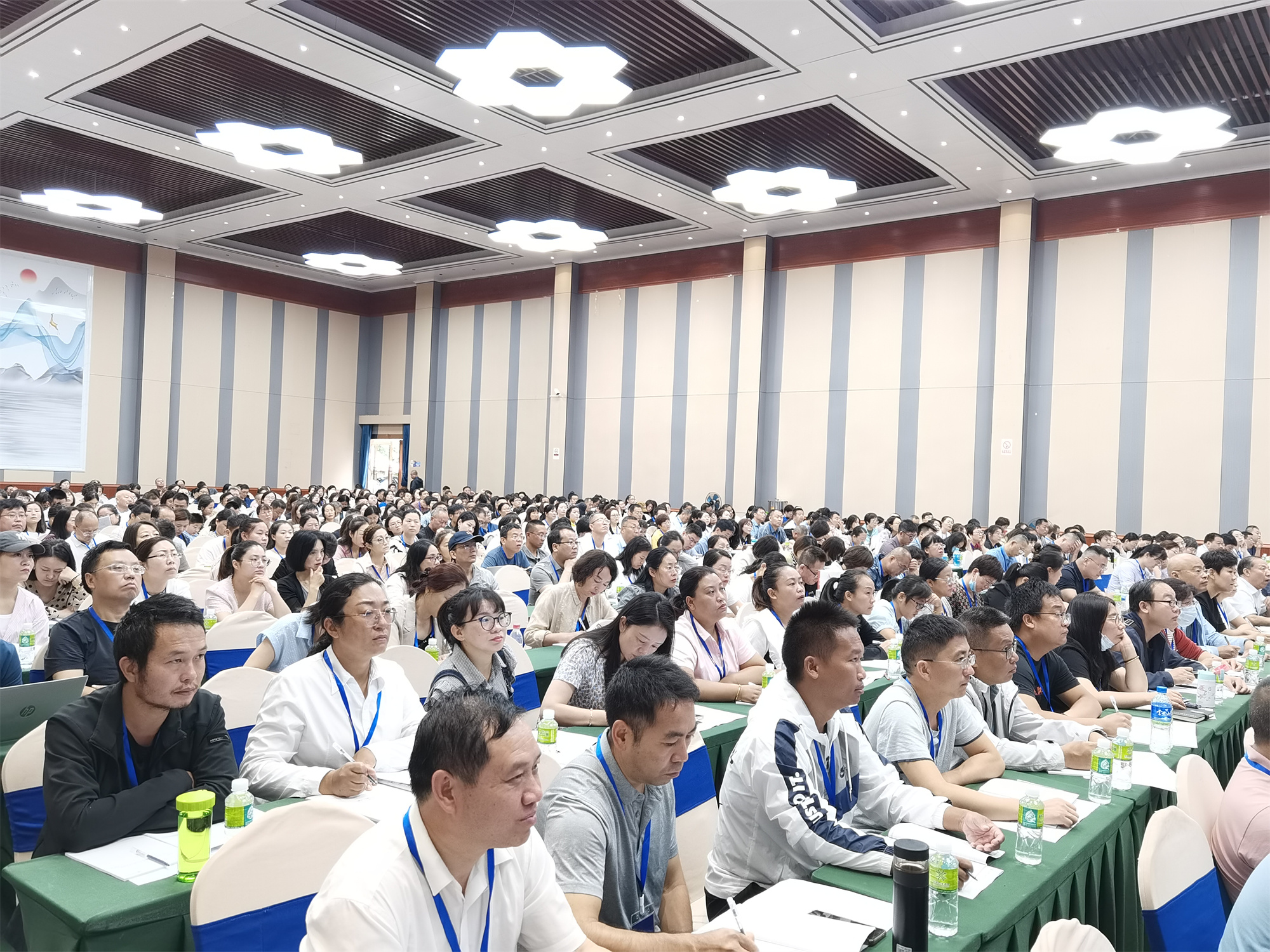 全國(guó)名師工作室建設(shè)發(fā)展高研班及名師培養(yǎng)與成長(zhǎng)論壇分別在昆明大連舉辦