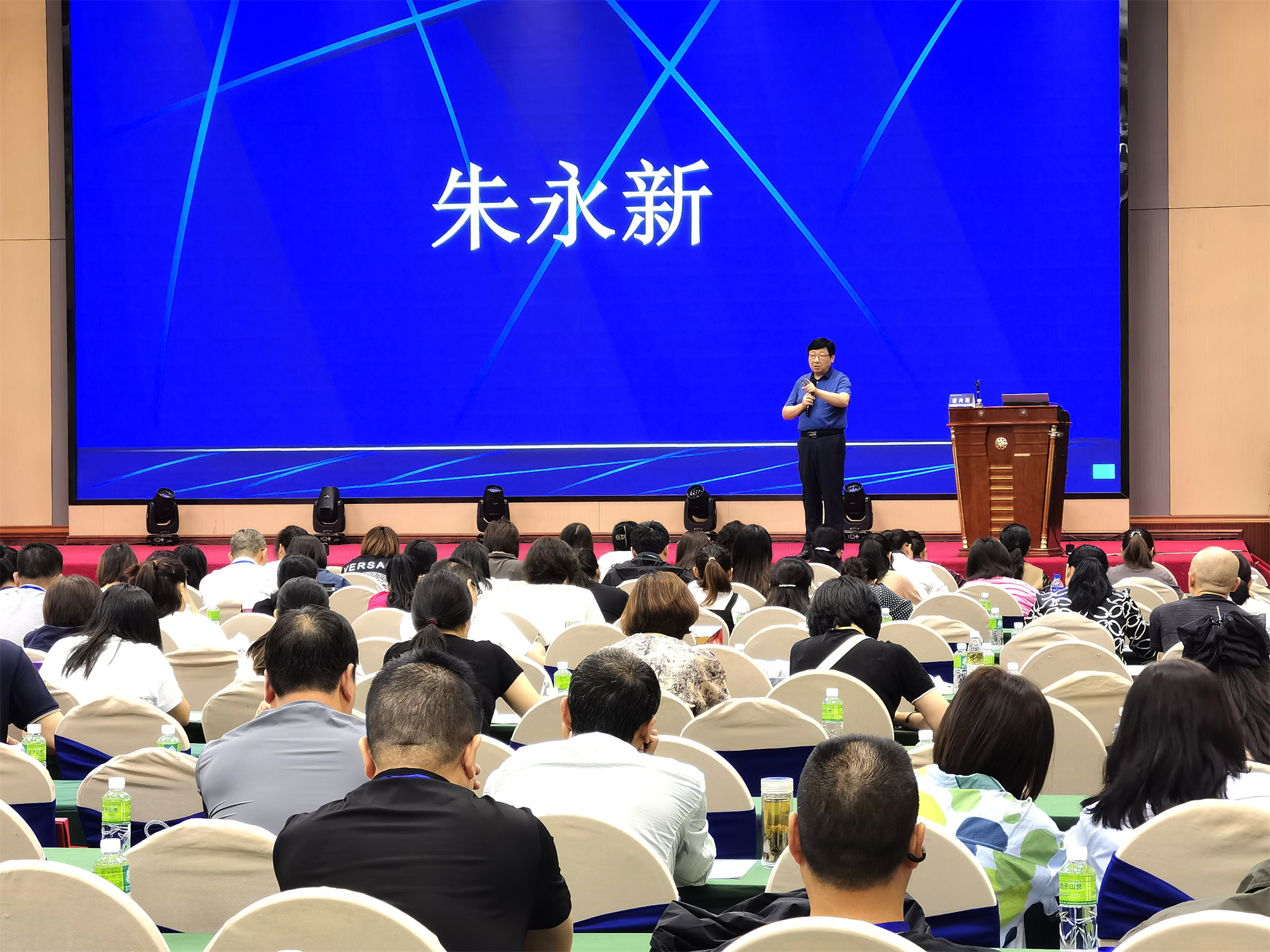 全國(guó)名師工作室建設(shè)發(fā)展高研班及名師培養(yǎng)與成長(zhǎng)論壇分別在昆明大連舉辦