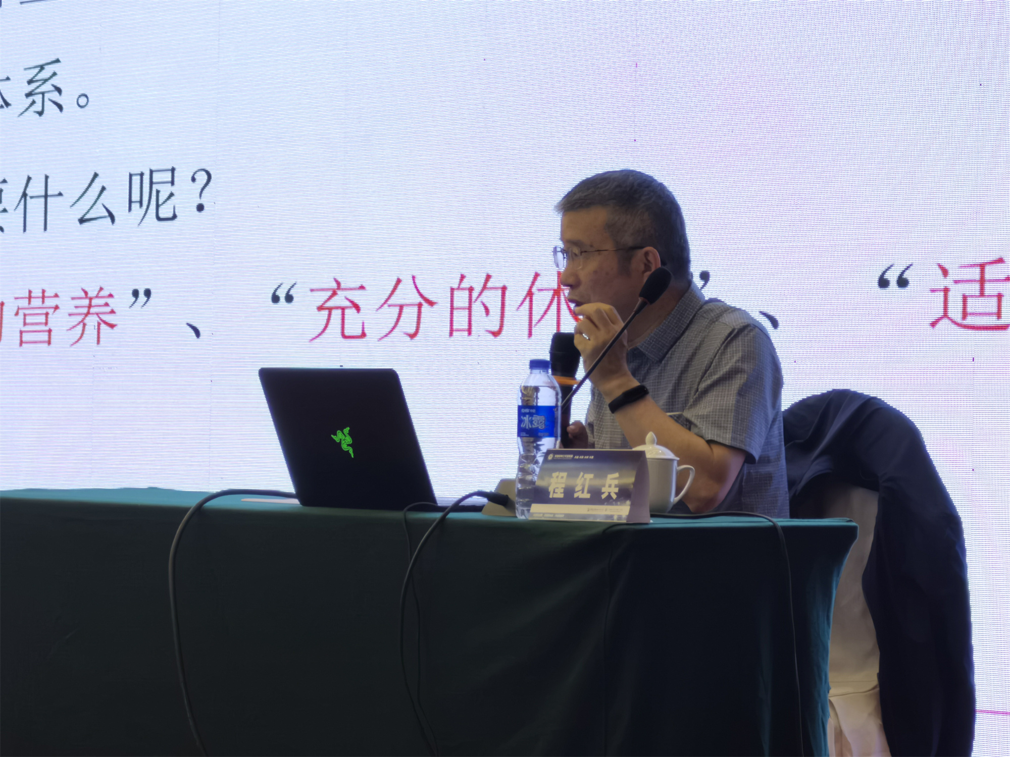 全國(guó)名師工作室建設(shè)發(fā)展高研班及名師培養(yǎng)與成長(zhǎng)論壇分別在昆明大連舉辦