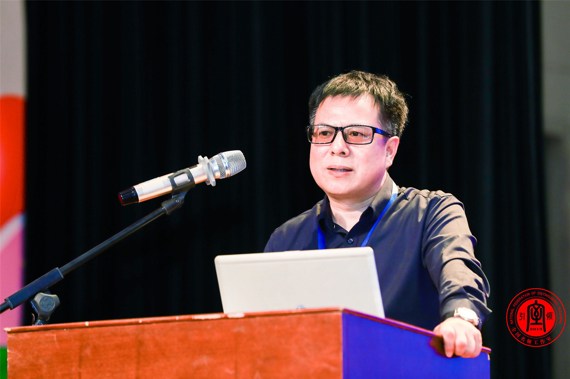 這個家里目前有2300位家庭成員，300位專家百分之八十五是正高級、特級教師，其中大部分是活躍在一線的知名教育家學(xué)專家 。