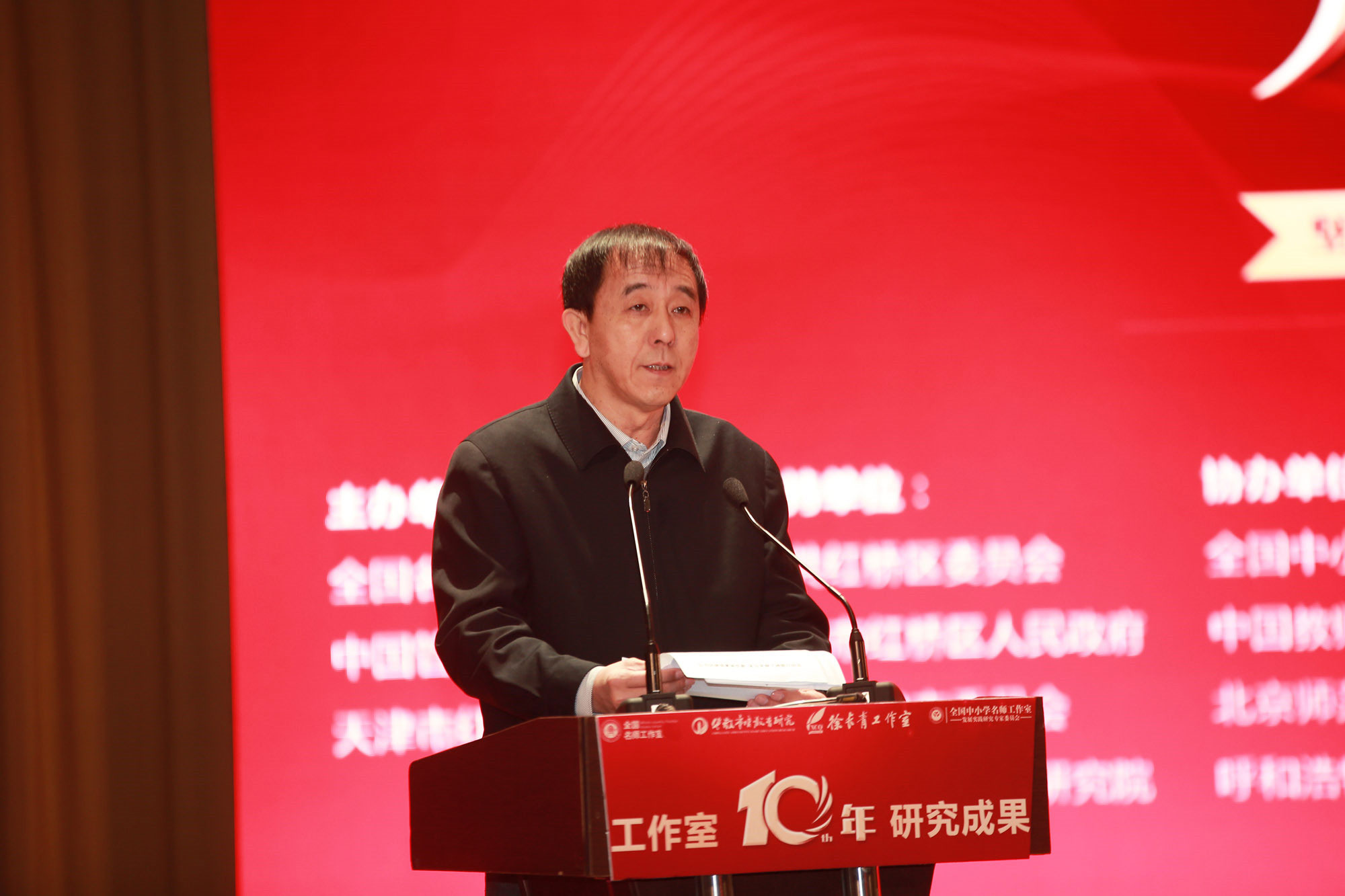 劉玉明同志講到，建設(shè)教育強(qiáng)國(guó)是每一個(gè)炎黃子孫殷切期望，更是中華民族偉大復(fù)興的中國(guó)夢(mèng)，是實(shí)現(xiàn)中華民族偉大復(fù)興的決勝戰(zhàn)略工程。因此，要努力構(gòu)建德智體美勞全面培養(yǎng)的教育體系，形成更高水平的人才培養(yǎng)體系。把培養(yǎng)社會(huì)主義建設(shè)者和接班人作為根本任務(wù)，培養(yǎng)一代又一代擁護(hù)中國(guó)共產(chǎn)黨領(lǐng)導(dǎo)和我國(guó)社會(huì)主義制度、立志為中國(guó)特色社會(huì)主義奮斗終身的有用人才。