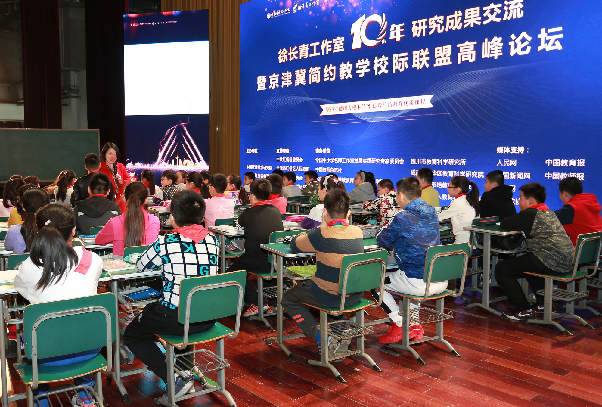因?yàn)檎n上錯(cuò)可以得到其他同學(xué)借鑒，避免重蹈覆轍，因?yàn)檎n上錯(cuò)可以成為教師使用的資源、放大的資源、深入講解的資源，對(duì)他們有利，一錯(cuò)而三折，對(duì)他有利、對(duì)他人有利、對(duì)他們有利，所以說(shuō)錯(cuò)是每個(gè)孩子應(yīng)有的權(quán)利。但是單有權(quán)利是不夠的，還要幫助學(xué)生認(rèn)知錯(cuò)誤、改正錯(cuò)誤是每個(gè)教師的責(zé)任和能力。