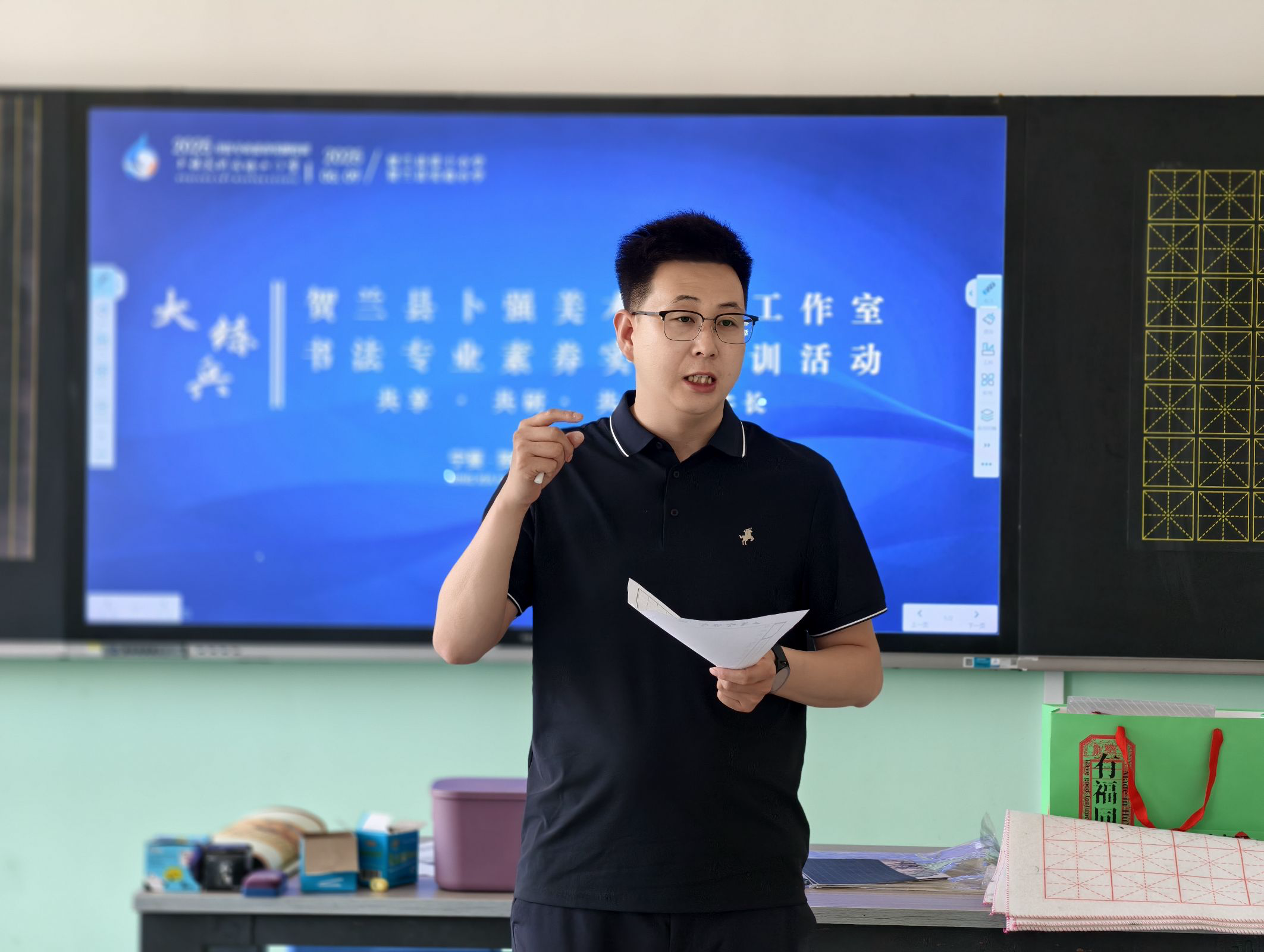 發(fā)表圖說 賀蘭縣卜強(qiáng)美術(shù)名師工作室書法專業(yè)素養(yǎng)實(shí)操培訓(xùn)--粉筆字